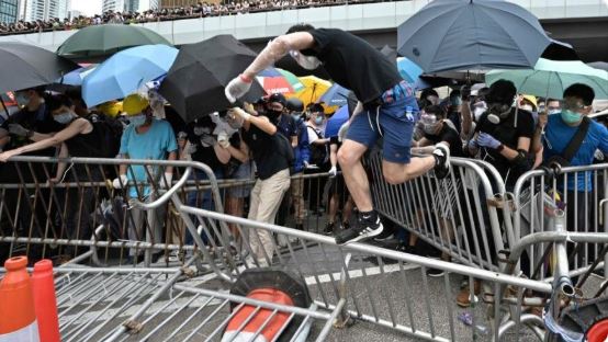 Поради протестите во Хонгконг осудени деветмина опозиционери