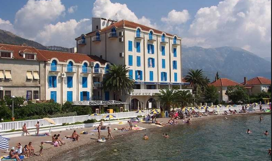 За влез на плажа 20 евра, со мали деца ги избркале: Црногорците станале негостопримливи летово