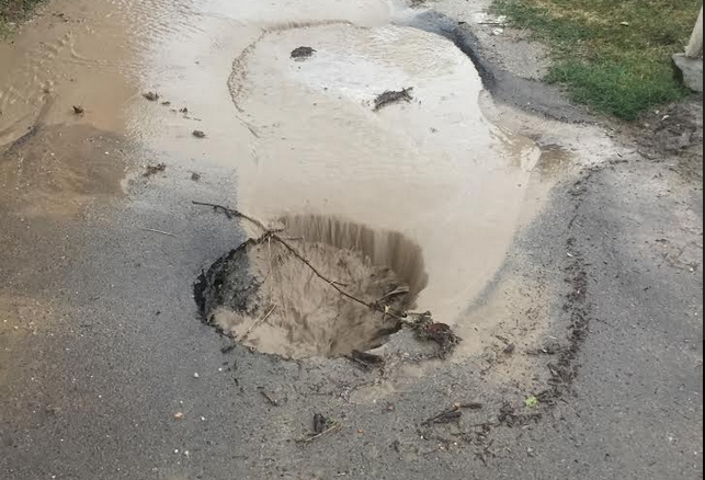 Поради еден дожд колабираше цела населба: Усје под вода, канализацијата се излеа (ФОТО)