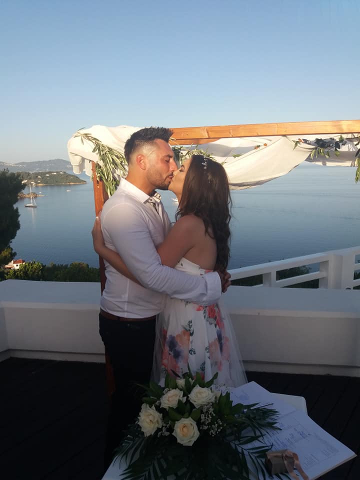 Младата македонска пејачка се омажи на грчки остров покрај плажа, а на ова момче му се заколна на вечна љубов