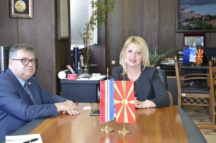 Му се осветува ли СДСМ на Тимоние: На средбата во Охрид пречекан со холандско знаме