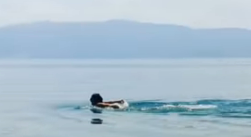 Македонската пејачка пливаше како делфин во Охрид, испрати порака до друга позната Македонка (ВИДЕО)