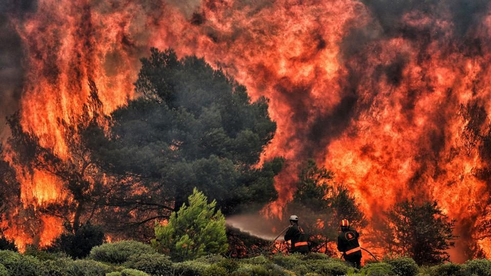 Пожар во предградие во западниот дел на Атика