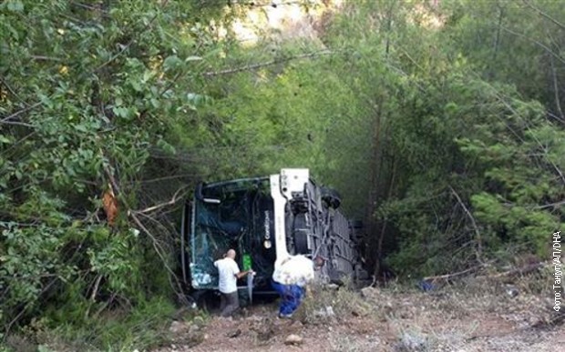 ФОТО: Автобуска несреќа во Анталија, повредени 25 туристи