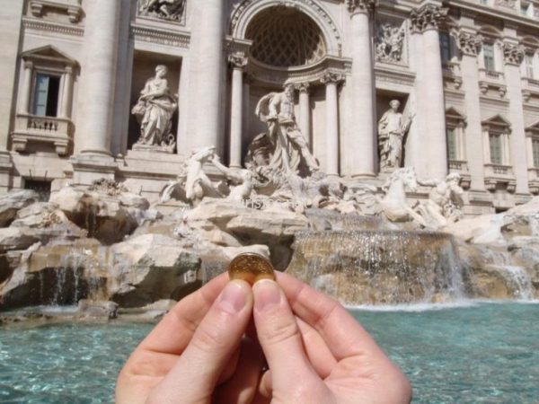 Крадел парички од фонтана во Рим- ќе плати глоба од 550 евра