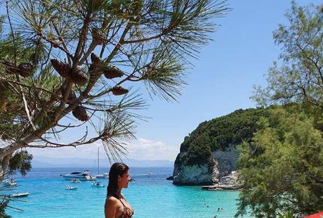 Македонската манекенка најхрабрa до сега: Во бикини среде плажа го покажа големиот труднички стомак (ФОТО)
