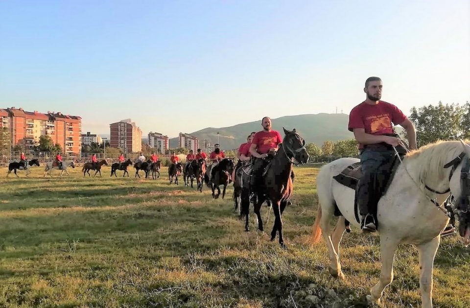 Коњаниците интензивно се подготвуваат за Илинденскиот марш (ФОТО)