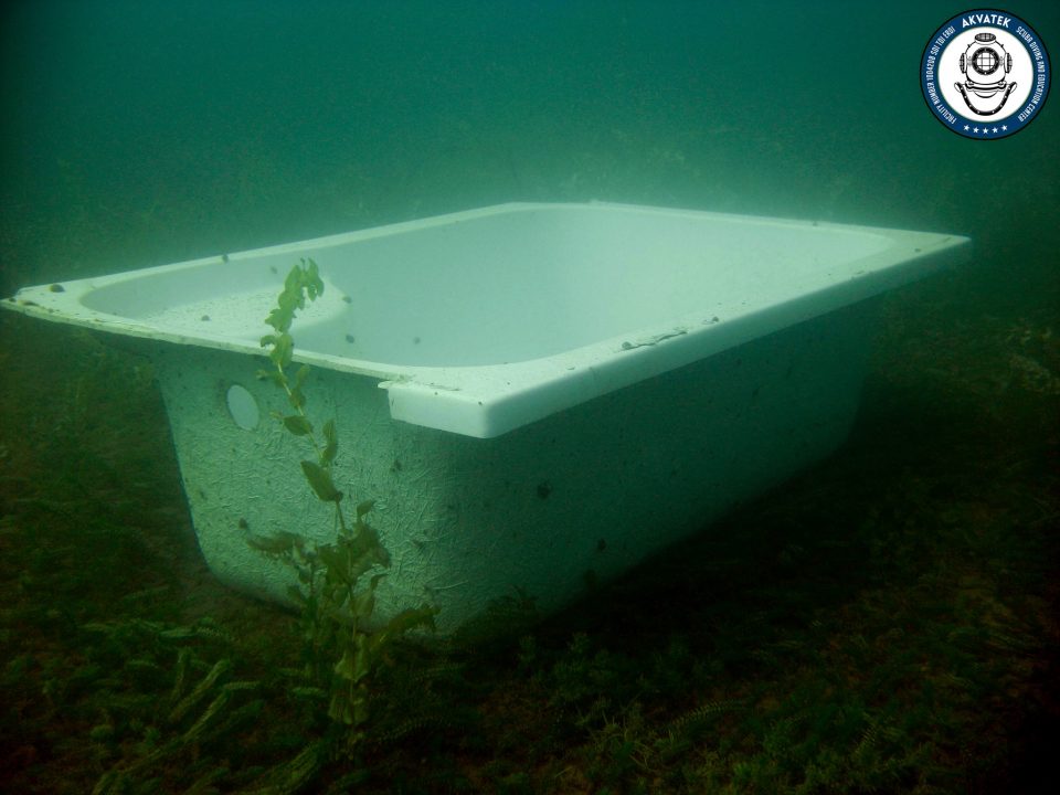 Када на дното на Охридско езеро, некој си го реновирал тоалетот… (ФОТО)