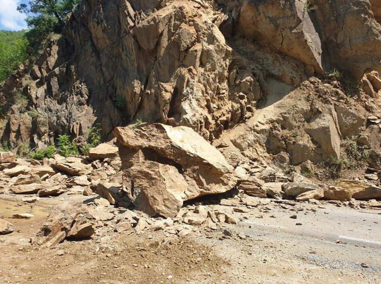 Рид од карпи се сруши на патот Кочани – Македонска Каменица – Делчево, еве до кога ќе биде затворен патот