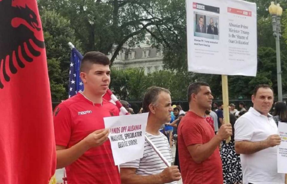 Албанци протестираа пред Белата куќа против Рама и Сорос