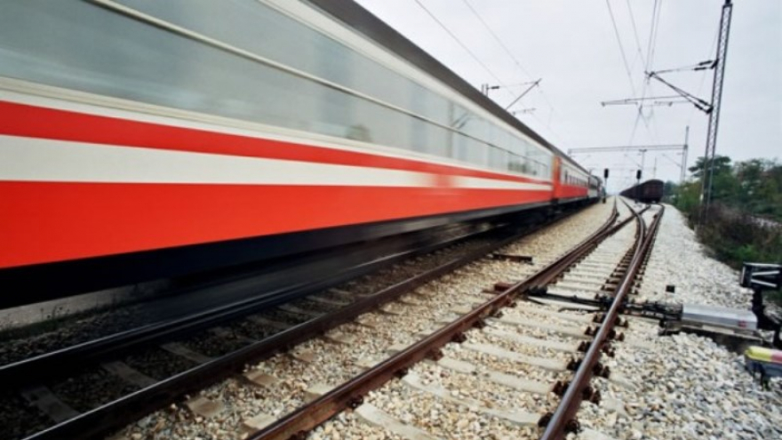 Загина мигрант од удар на локомотива на пругата Велес-Градско