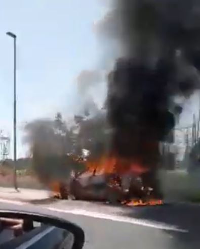 ВИДЕО: Патничко возило целосно изгоре на скопската обиколница кај Радишани