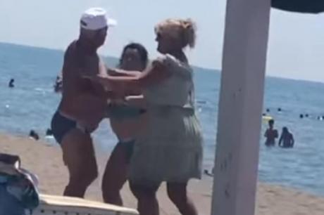 ВИДЕО: Тепачка на плажа во Улцињ – маж и жена се степале пред сите, едвај ги раздвоиле
