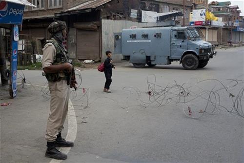 Стотици угледни интелектуалци уапсени во Кашмир