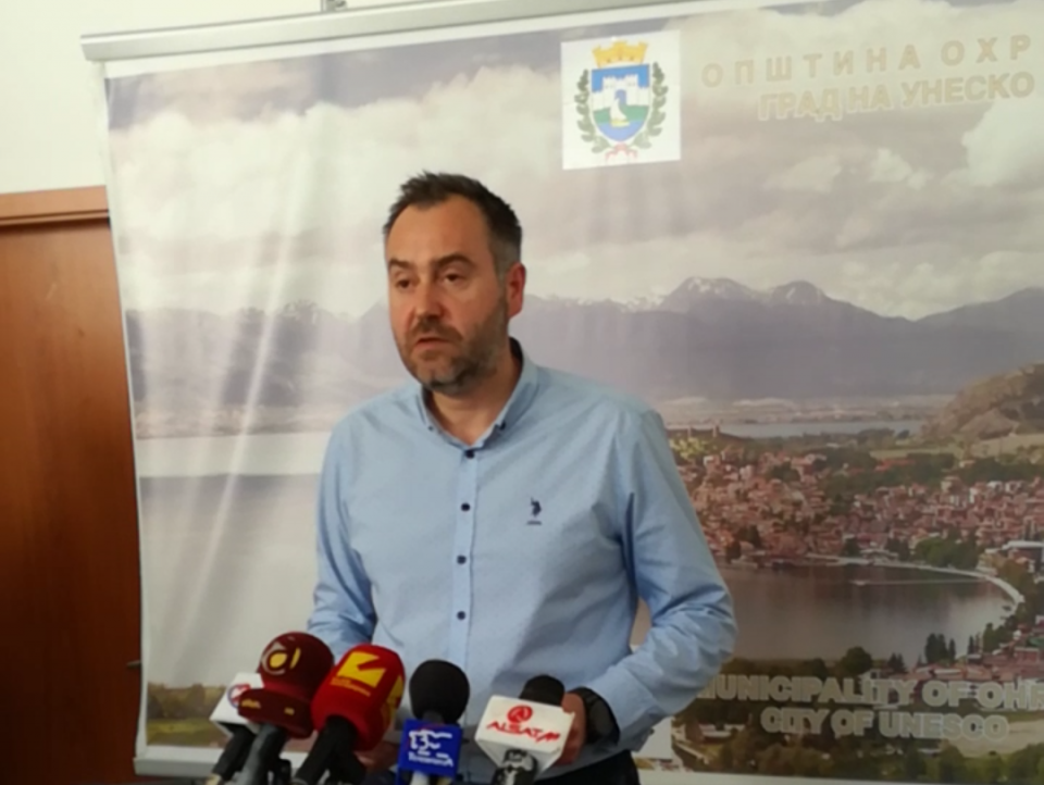 Толку од транспарентност: Градоначалникот на Охрид избега од прашањата на новинарите (ВИДЕО)