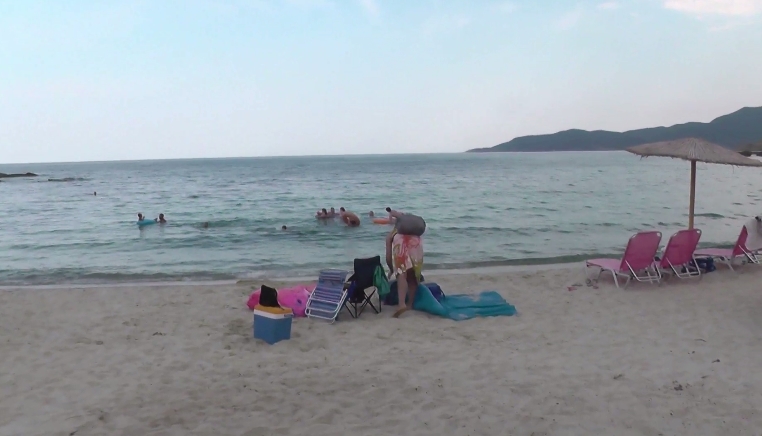 ВИДЕО: Го претепале на плажа во Грција бидејќи не сакал да го помести пешкирот!