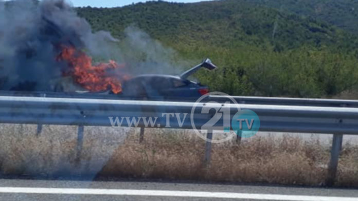 ФОТО: Гори автомобил после Гевгелија на автопат за Грција, сообраќајот во прекин