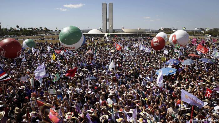 Протест на околу 100.000 жени во Бразил против претседателот на Бразил