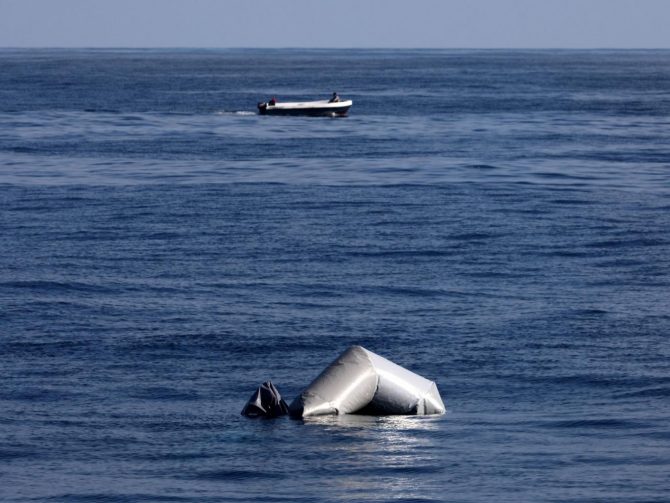 Исчезнати две лица по судир на чамец со мигранти и брод на грчката крајбрежна служба