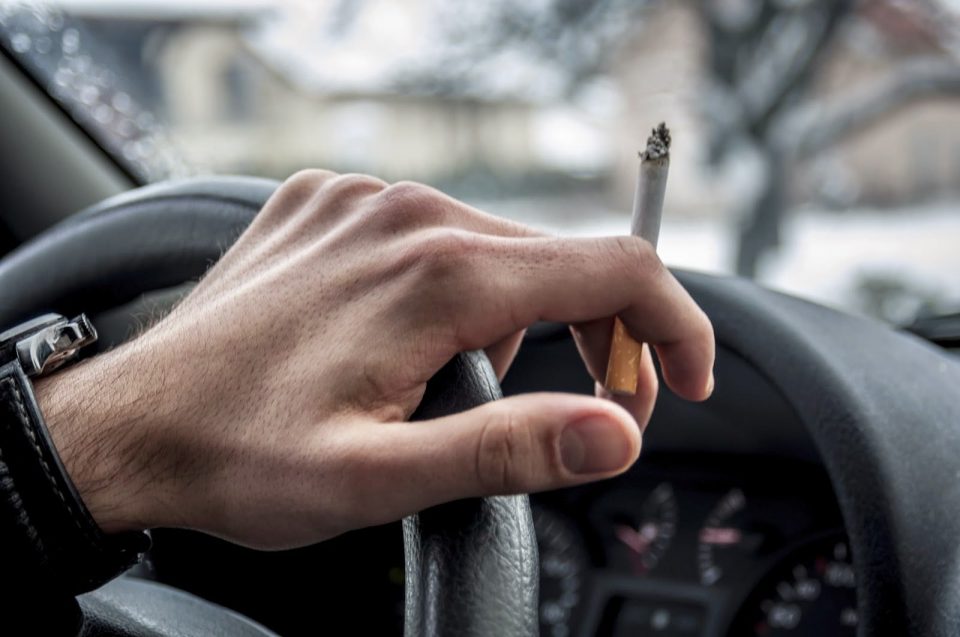 ВНИМАВАЈТЕ ВО ГРЦИЈА: Не смеете да возите и да пушите- казни до 3.000 евра и одземање на возачка!