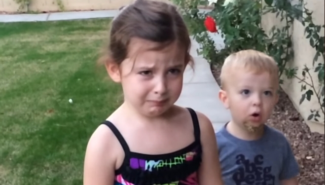 Најслатките солзи и урнебесни реакции: Дечиња дознаваат дека ќе добијат брат или сестра, но тоа воопшто не им се допаѓа (ВИДЕО)