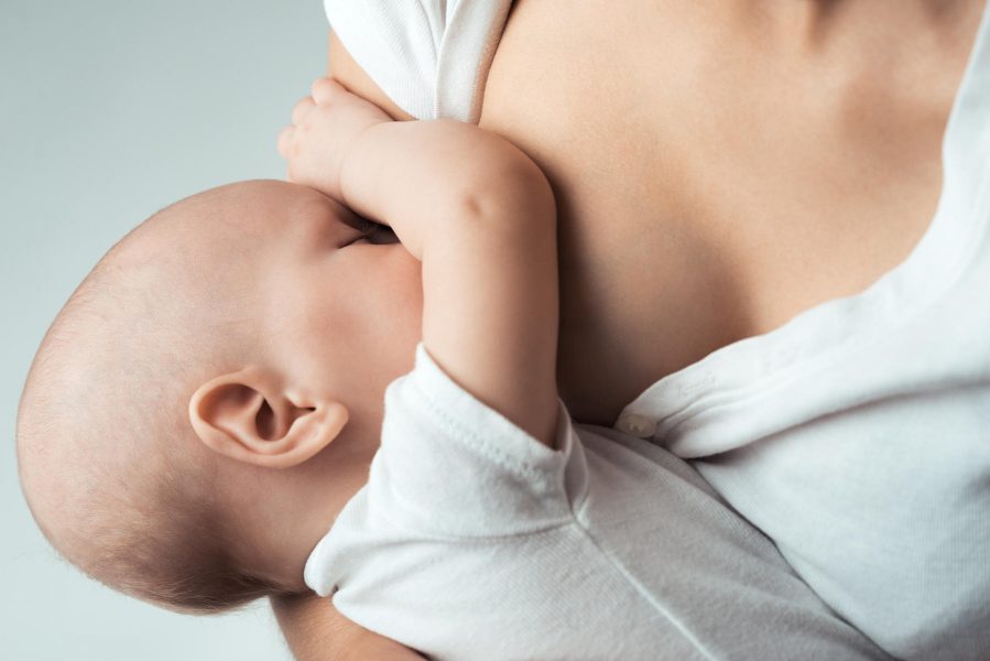 Мајчиното млеко од жена вакцинирана против коронавирус содржи антитела