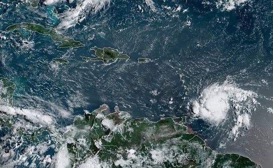 Карибите со закана од ураган и тропски бури