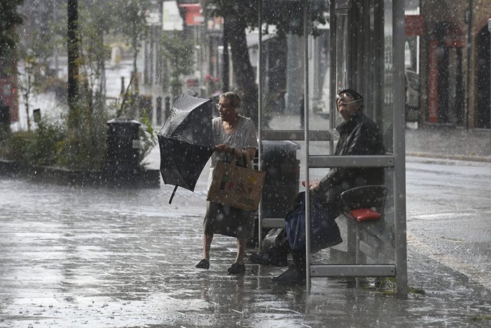 Невреме во Британија, едно лице повредено