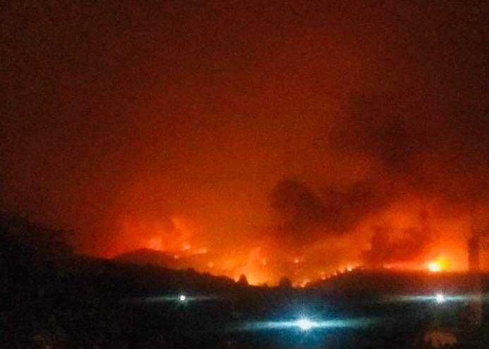ФОТО+ВИДЕО: Пожарите во Евија и Тасос надвор од контрола, Грција бара помош од Европа