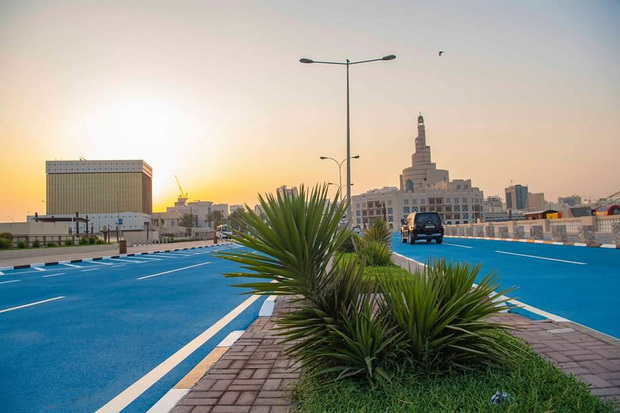 Доха ги фарба улиците во сина боја- еве зошто (ФОТО)