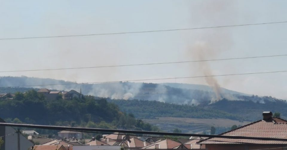 Локализирани 70 проценти од пожарот кај Љубин, интервенира и авион на ДЗС