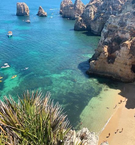 ВИДЕО: Најубавата плажа во Португалија која ќе посакате да ја посетите