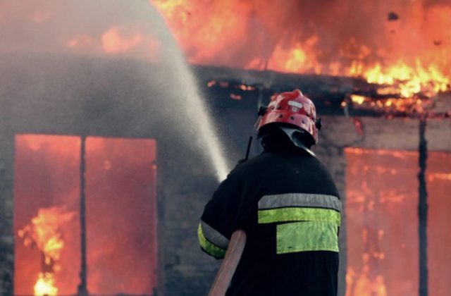 ТЕШКО ПОВРЕДЕН ПОЖАРНИКАР ДОНЕСЕН НА КЛИНИКА: Гаснел пожар во Чучер Сандево