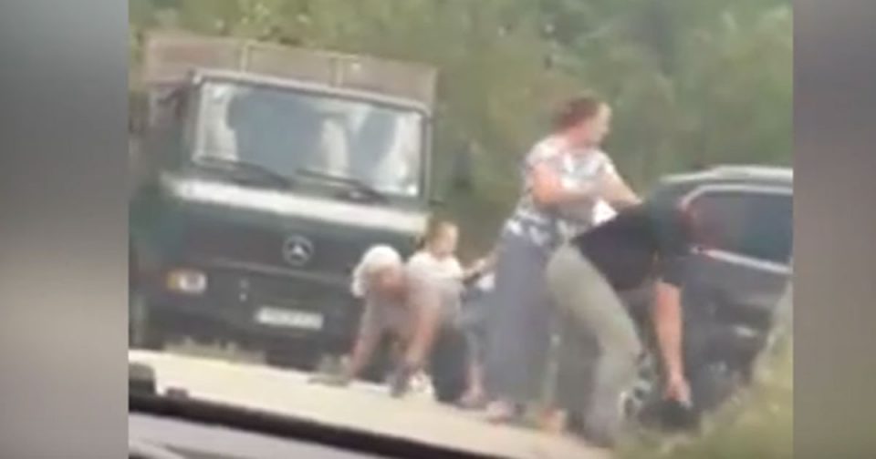 Тепачка меѓу две семејства во Босна (ВИДЕО)