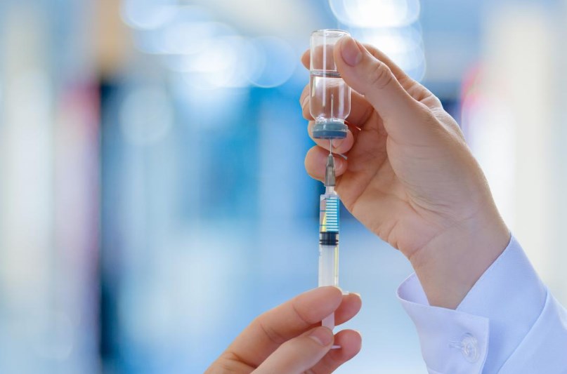 Макрон: Трета доза од вакцина против Ковид-19 е потребна за повозрасни лица и ранливи групи