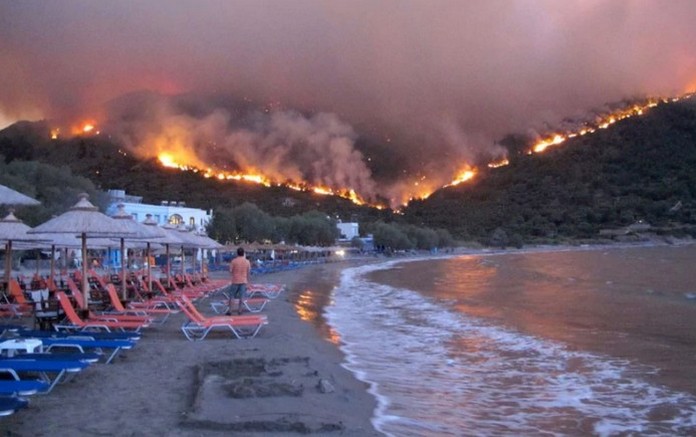 Ако ваши блиски се во Грција веднаш да се слушнете со нив: Гори познатиот грчки остров, авиони доаѓаат на помош!