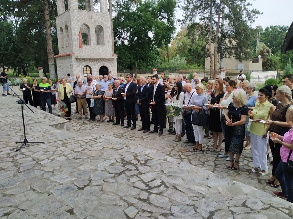 Мицевски и Димков положија цвеќе на Споменикот на децата бегалци во дворот на црква „Свети Константин и Елена“ во Штип