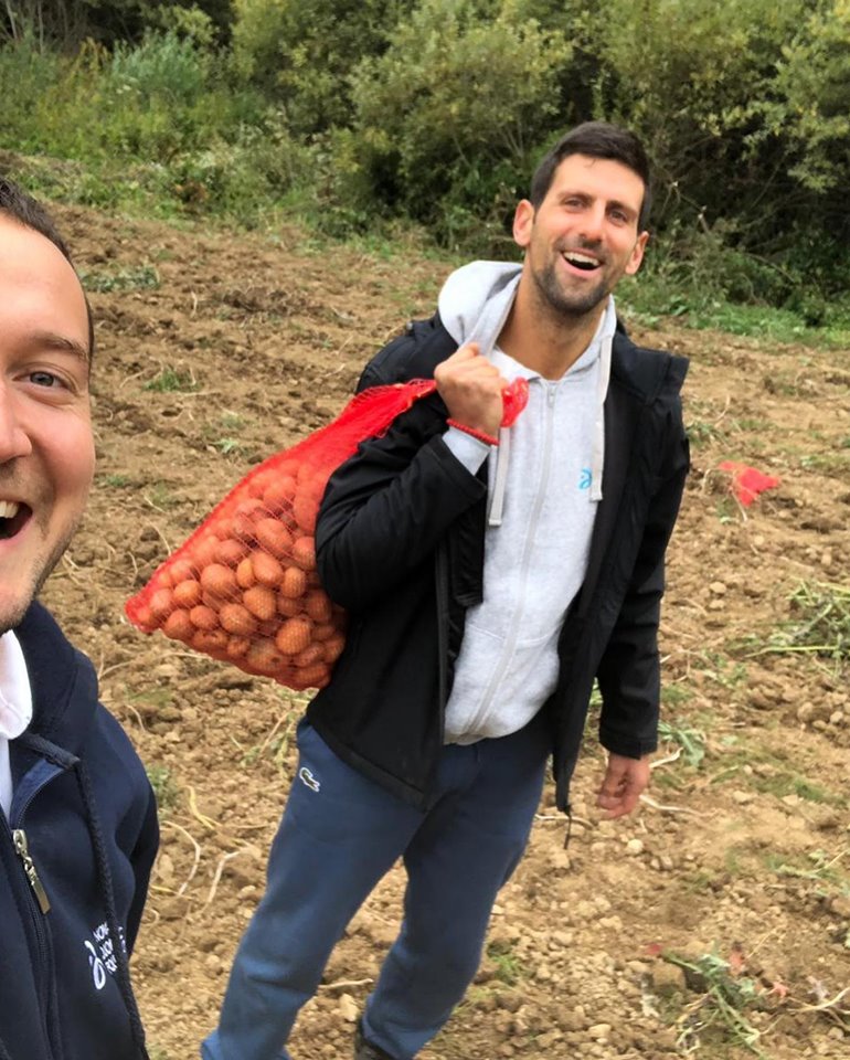 Новак Ѓоковиќ не се срами од работа- ги засука ракавите и откопуваше компири, па си ја наполни вреќата за дома (ФОТО)