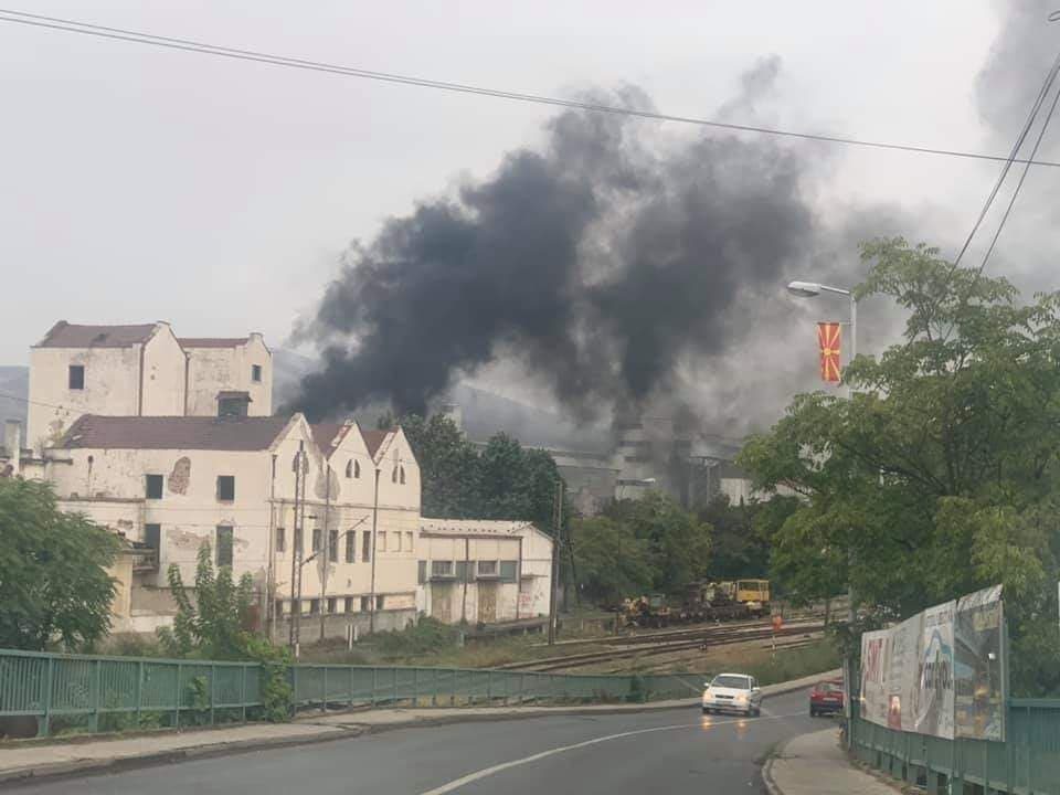 Пожар во фабриката Благој Ѓорев- велешани со денови се гушат во неподнослива миризба и чад (ФОТО+ВИДЕО)