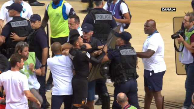 Српски фудбалер тргна да се тепа со француската полиција (ФОТО)
