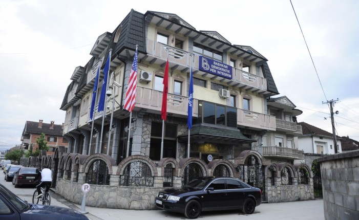 Бујар Османи да оди да провери во централниот штаб на ДУИ дали има Македонско знаме