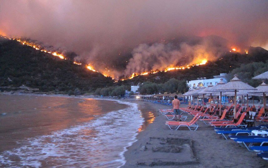 ГОЛЕМ ШУМСКИ ПОЖАР НА ОВОЈ ГРЧКИ ОСТРОВ – огнот се гасне со хеликоптери, пожарникари од Атина со авион итно пристигнале на помош!