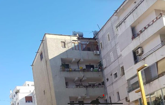 Станбена зграда во Драч поделена на два дела од силниот земјотрес (ФОТО)