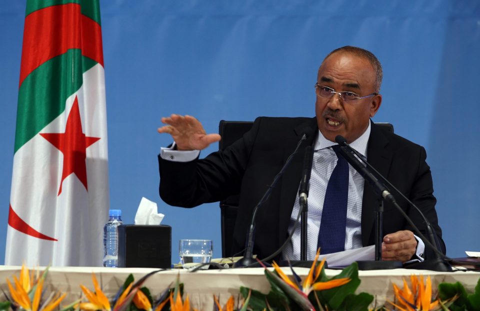 Премиерот на Алжир најави оставка