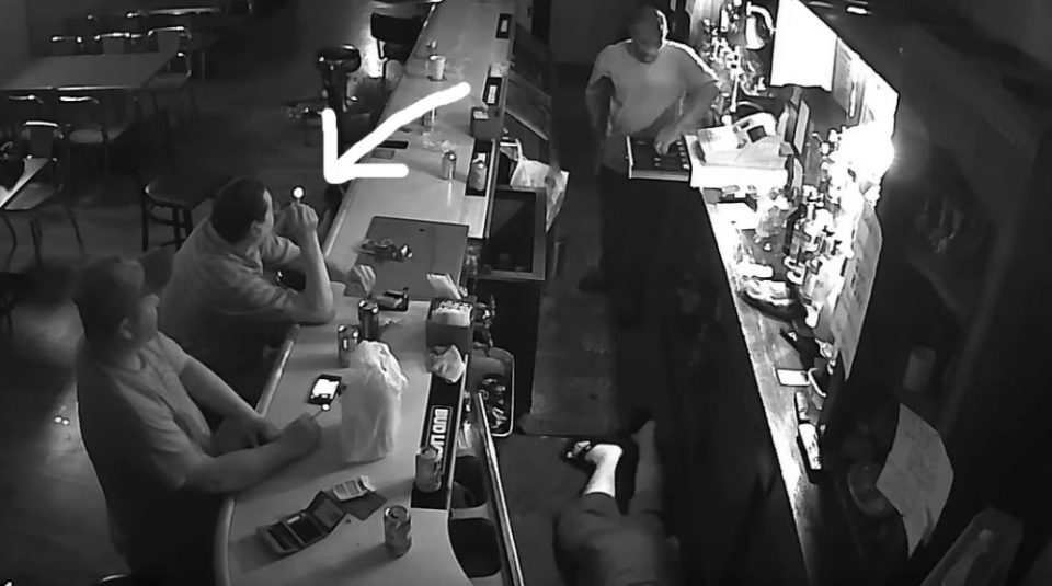 Криминалец со пушка влезе во бар и нареди сите да легнат на подот: Внимателно погледнете ја реакцијата на овој човек! (ВИДЕО)