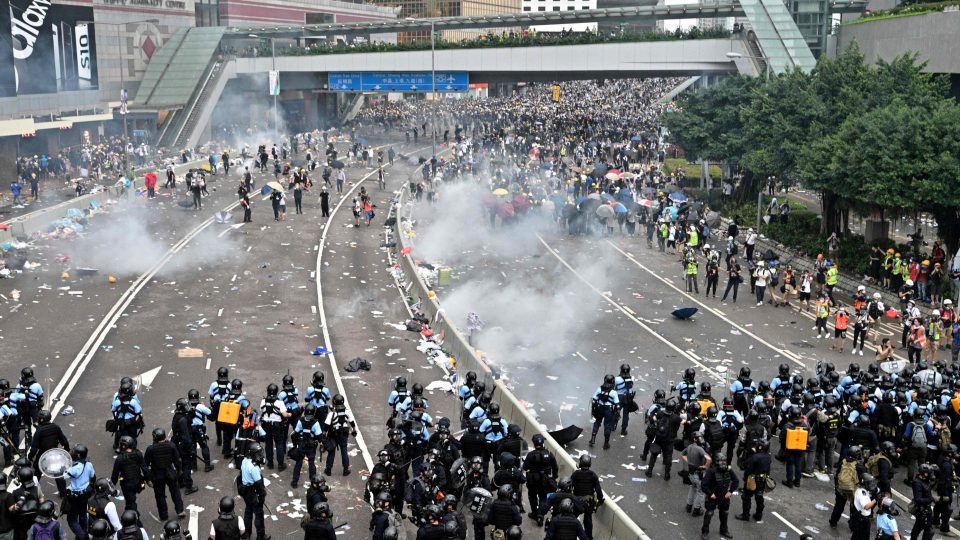 Полицијата во Хонгконг употреби солзавец против демонстрантите