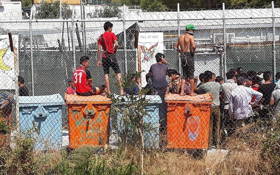 Пронајдени 13 мигранти, меѓу кои и мртва жена на грчкиот остров Самос