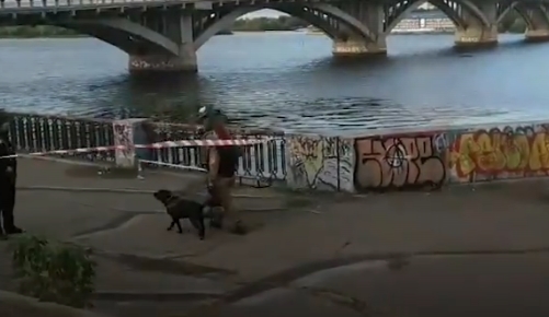 ВИДЕО: Вооружен човек се заканува дека ќе го разнесе мостот во Киев