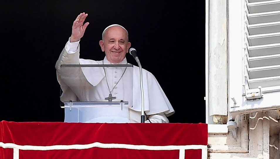 Паника во Ватикан: Папата се заглави во лифт, интервенирале пожарникари!