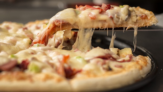 Како јадете пица? Со раце, со прибор, прво ја јадете корката? Ова открива сè за вашиот карактер…